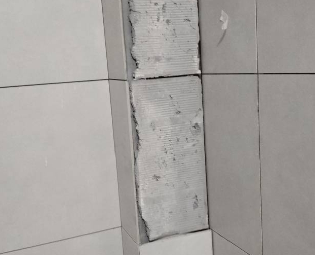 舞阳瓷砖空鼓维修公司分享下瓷砖施工前基层浇水润湿程度不足，可能导致以下问题